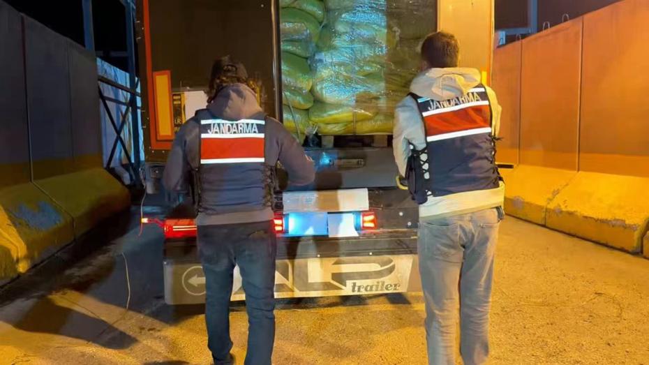 Van'da İhbar Üzerine Düzenlenen Operasyonda Yüzlerce Kilogram Uyuşturucu Ele Geçirildi