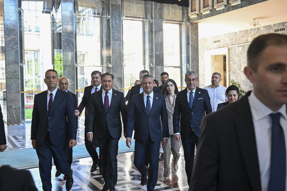 Özgür Özel ve Ekibi Yeni Parti İçin Tarihi İlk Adımı Attı