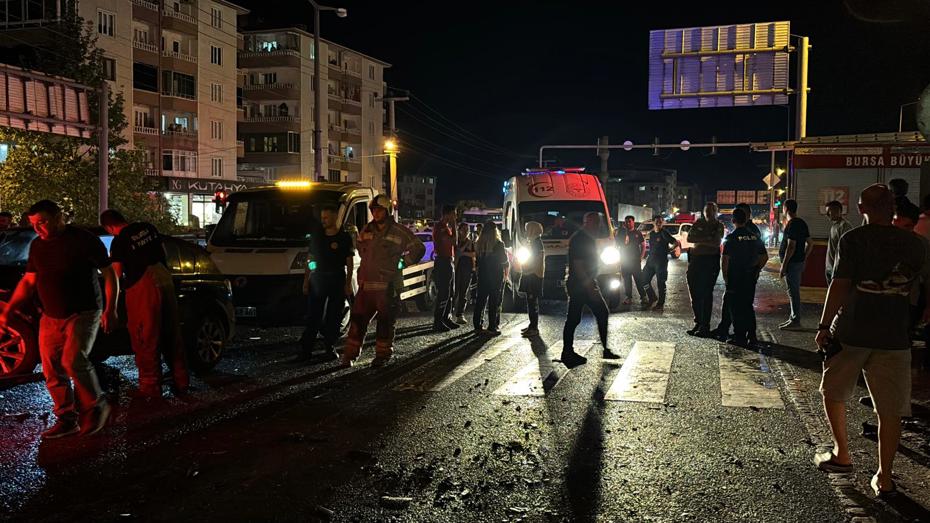 Kırmızı ışık ihlali nedeniyle meydana gelen kazada 1 kişi ağır olmak üzere 5 kişi yaralandı