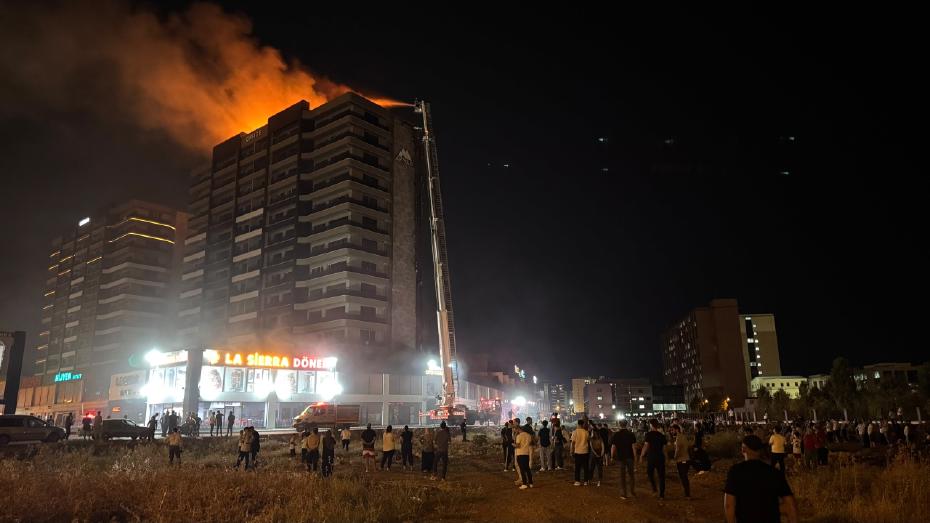 Diyarbakır'da Plazada Yangın: 5 Kişi Dumandan Etkilendi