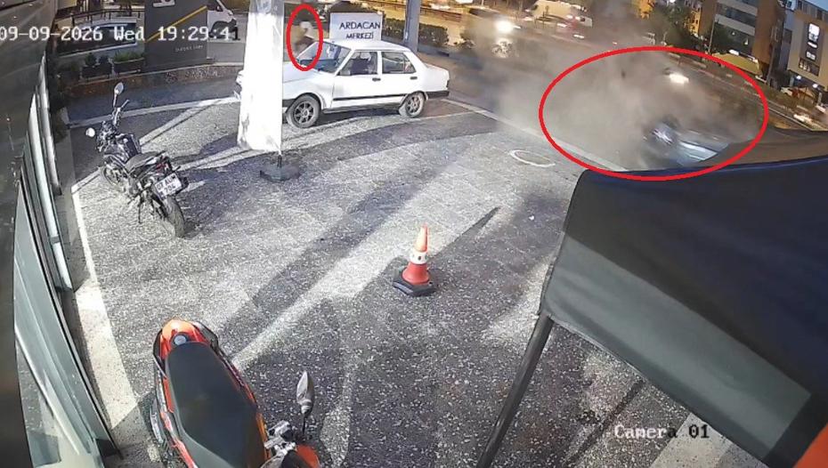 Antalya'da Trafik Kazası: Otomobil Ağaca Çarparak Takla Attı, Yayın Hayatta Kaldı