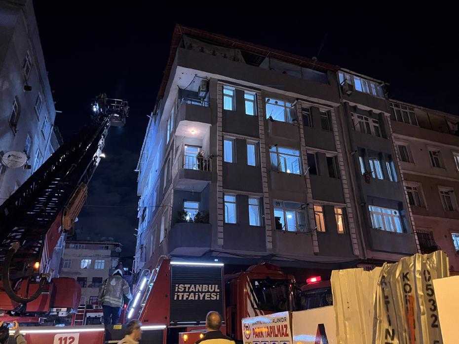 Zeytinburnu'nda Çok Katlı Binada Çıkan Yangın Panik Yarattı