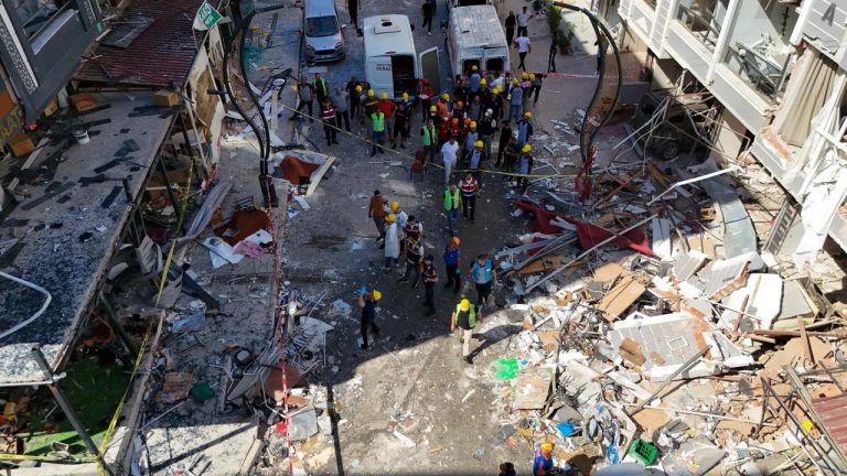 İzmir’de 5 kişinin hayatını kaybettiği patlamaya ‘gaz sızıntısı’ neden oldu