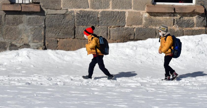 Uşak’ta kar nedeniyle okullar tatil edildi