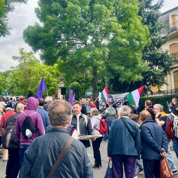 Budapeşte “şeffaflık yasasına” karşı kırmızı boyanmış protesto