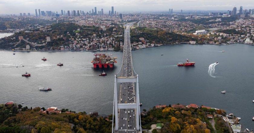İstanbul Boğazı’nda gemi trafiği çift yönlü askıya alındı