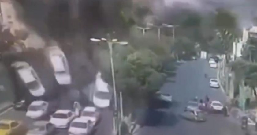 İran, İsrail saldırısında havaya uçan araçların yer aldığı görüntüyü paylaştı