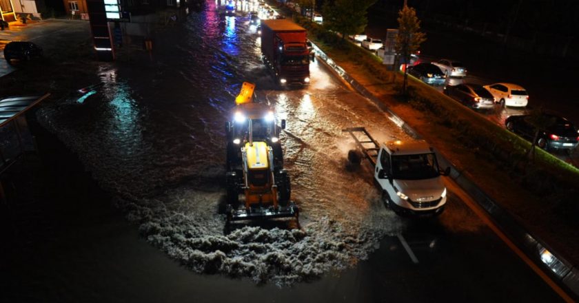 Ankara’da sağanak: Caddeler göle döndü