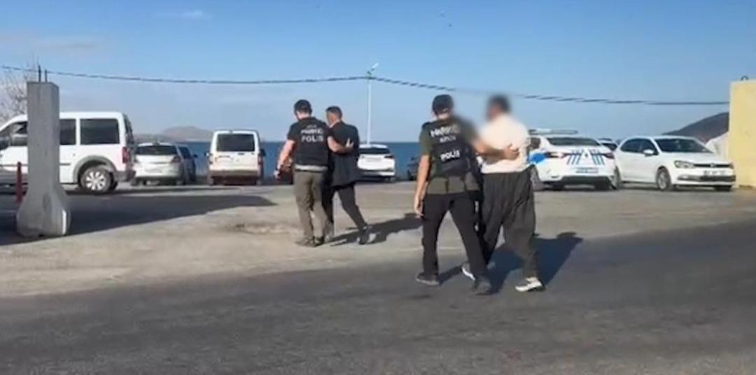 Midesinden 136 kapsülü olan 2 yabancı vatandaşın 2 kişi tutuklandı 2