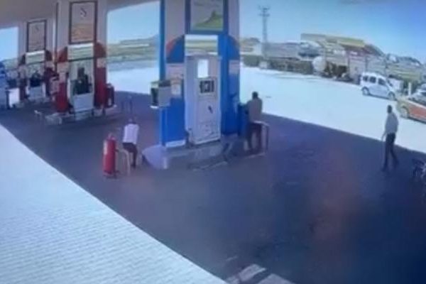 İki grup arasında akaryakıt istasyonunda çıkan silahlı kavga kamerada
