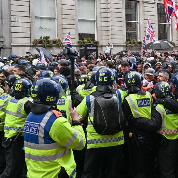 Londra’da aşırı sağcıların yürüyüşünde olaylar çıktı: 26 polis yaralı, 25 gözaltı