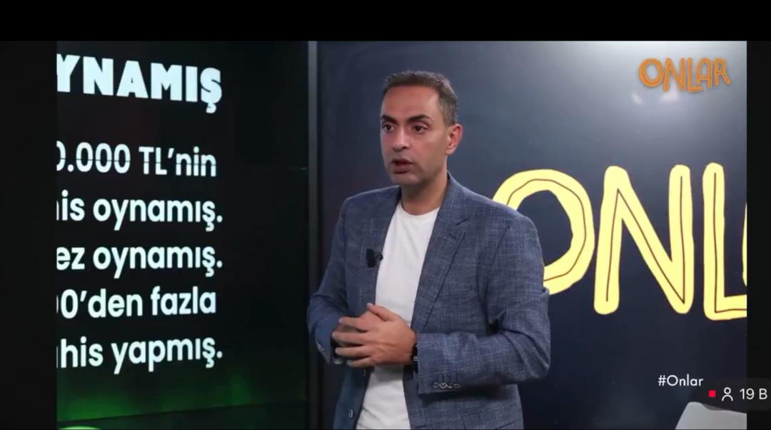 Türk futbol bahis skandalının incelemesi 3 bin 700 kişiye ulaşırken, Ahmet Çakar gece yarısı olayla ilgili açıklama yaptı! Mutlak Mutlak'a girin... 3