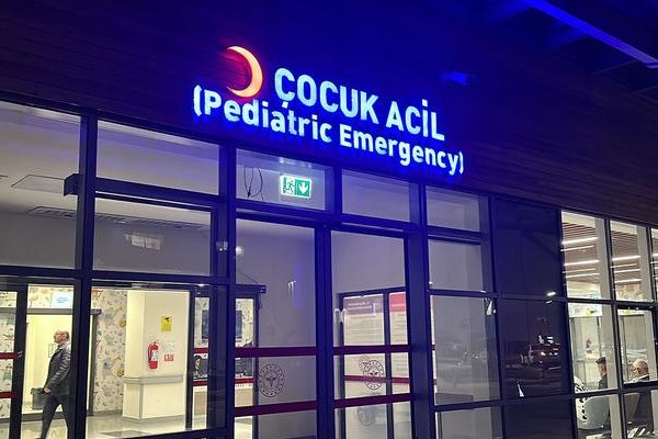 Okul gezisi dönüşünde 28 lise öğrencisi fenalaştı: Zehirlenme şüphesiyle acil hastaneye kaldırıldı!