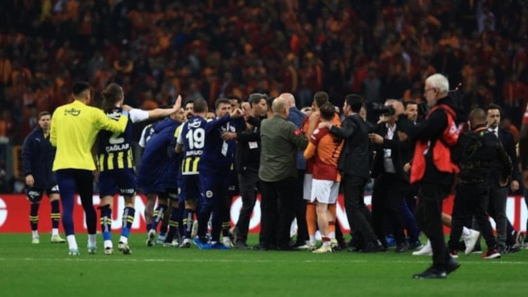 F.Bahçe'de şok gelişme! Galatasaray derbisinde yaşananların ardından Jayden Oosterwolde, Mert Hakan Yandaş için 4'er yıla kadar hapis cezası istedi.