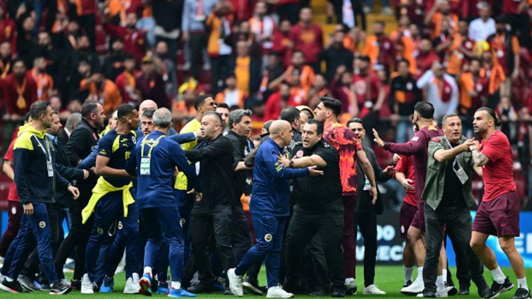 F.Bahçe'de şok gelişme! Galatasaray derbisinde yaşananların ardından Jayden Oosterwolde, Mert Hakan Yandaş için 4'er yıla kadar hapis cezası istedi.