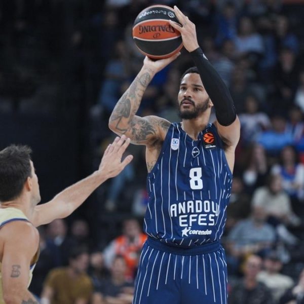 Anadolu Efes evinde Barcelona’yı devirdi! –
