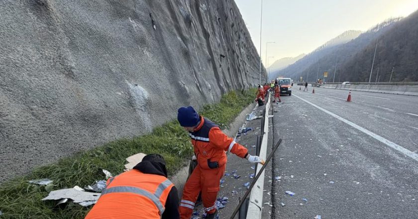 Anadolu Otoyolu’nda gazlı içecek yüklü TIR bariyere çarptı