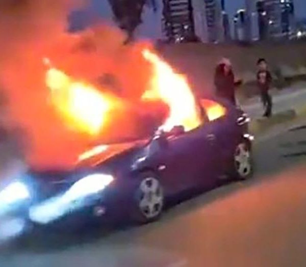 Adana’da hareket halindeki araç alev aldı