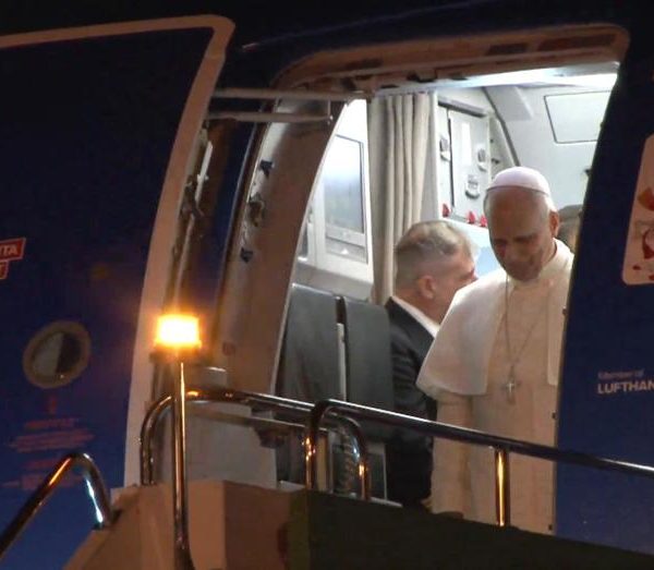 Papa’nın uçağı için İstanbul’a yazılım uzmanı gönderildi