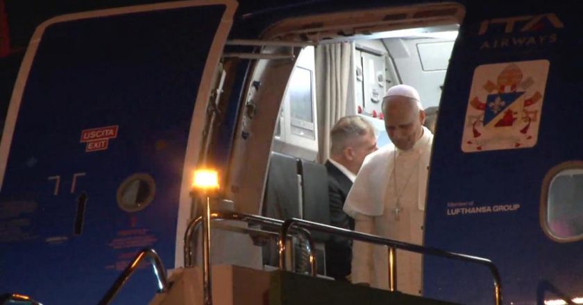 Papa’nın uçağı için İstanbul’a yazılım uzmanı gönderildi