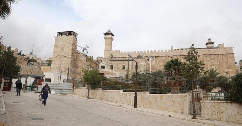 İşgalci İsrail, El Halil’deki İbrahim Camisi’ni Müslümanlara kapattı